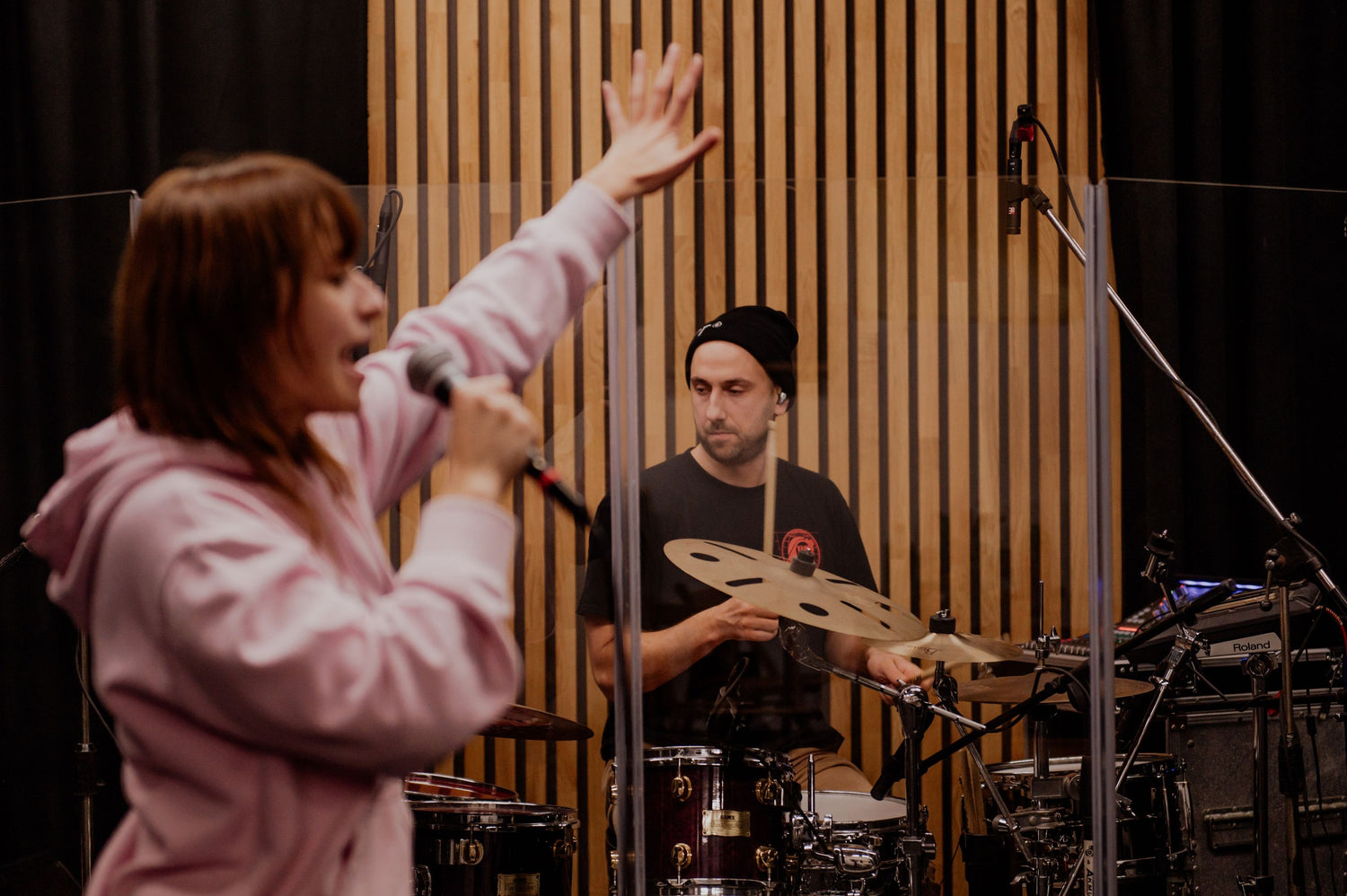 Akustikpaneele-Showdown: Die unübertroffenen Vorteile von Massivholzpaneelen gegenüber furnierten MDF-Paneelen