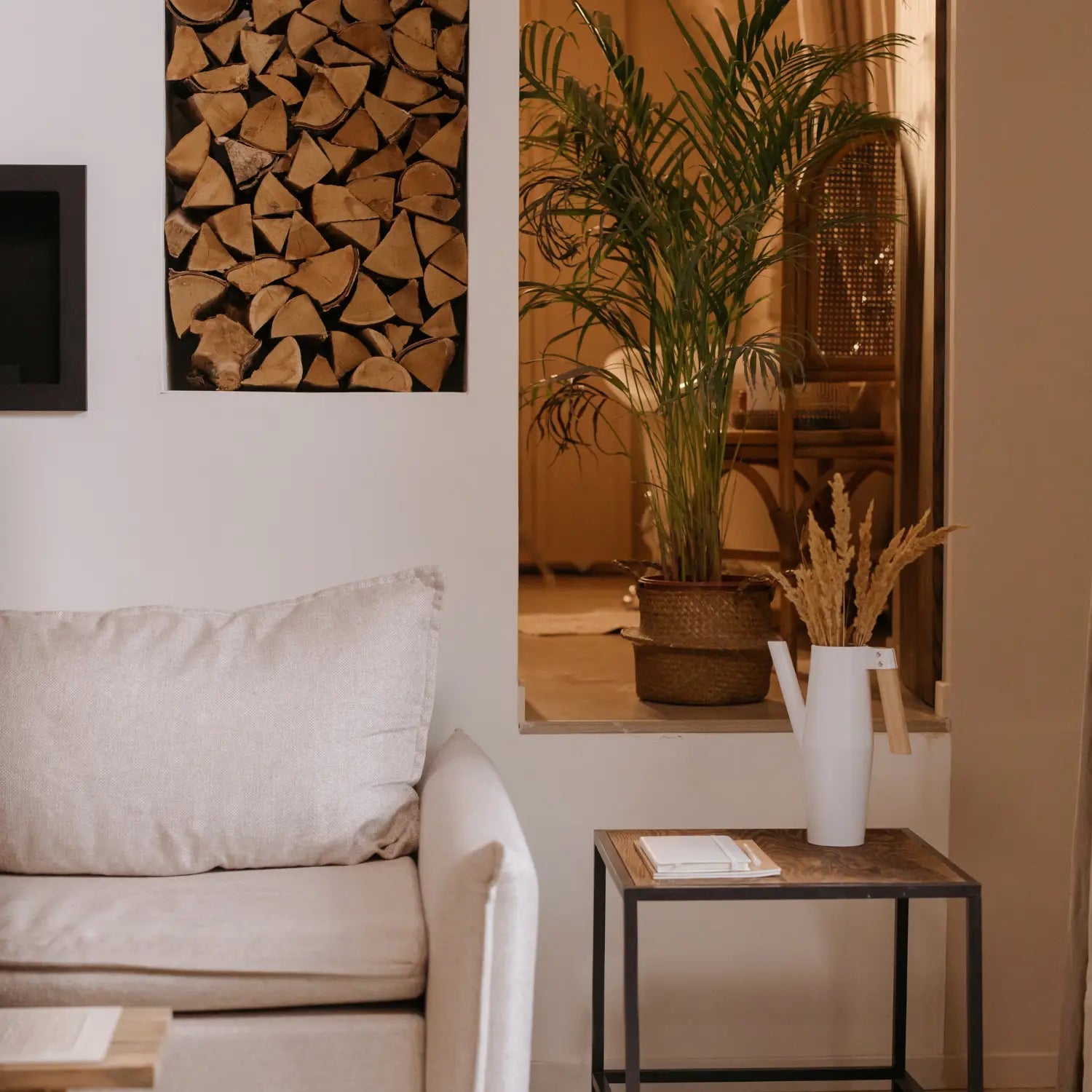 Dekorationsholz im Wohnzimmer mit einem Couchtisch